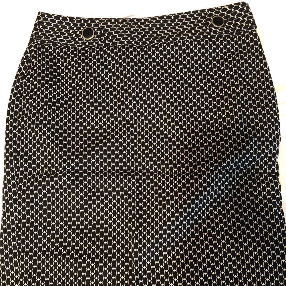 Black and white patterned pencil skirt
